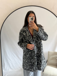 Manteau léopard gris - Émeline