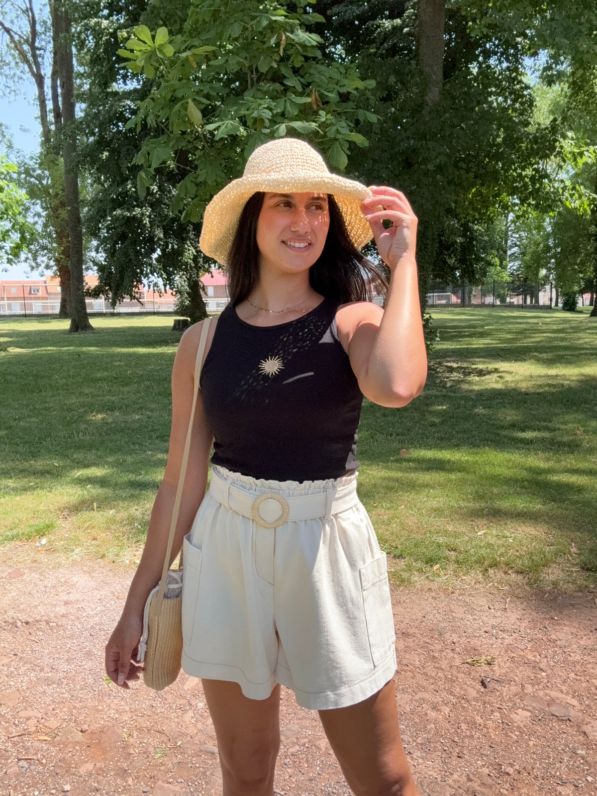 Top noir broderie court - Soleil